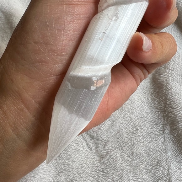 Selenite Crystal Charging “Unicorn Horn” Wand - Picture 6 of 12